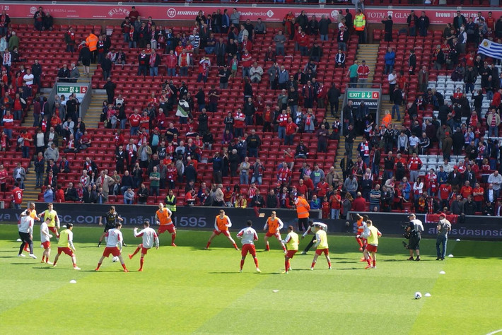 胖了？美媒晒浓眉训练图配文：浓眉的肚子从衣服里露出来了！