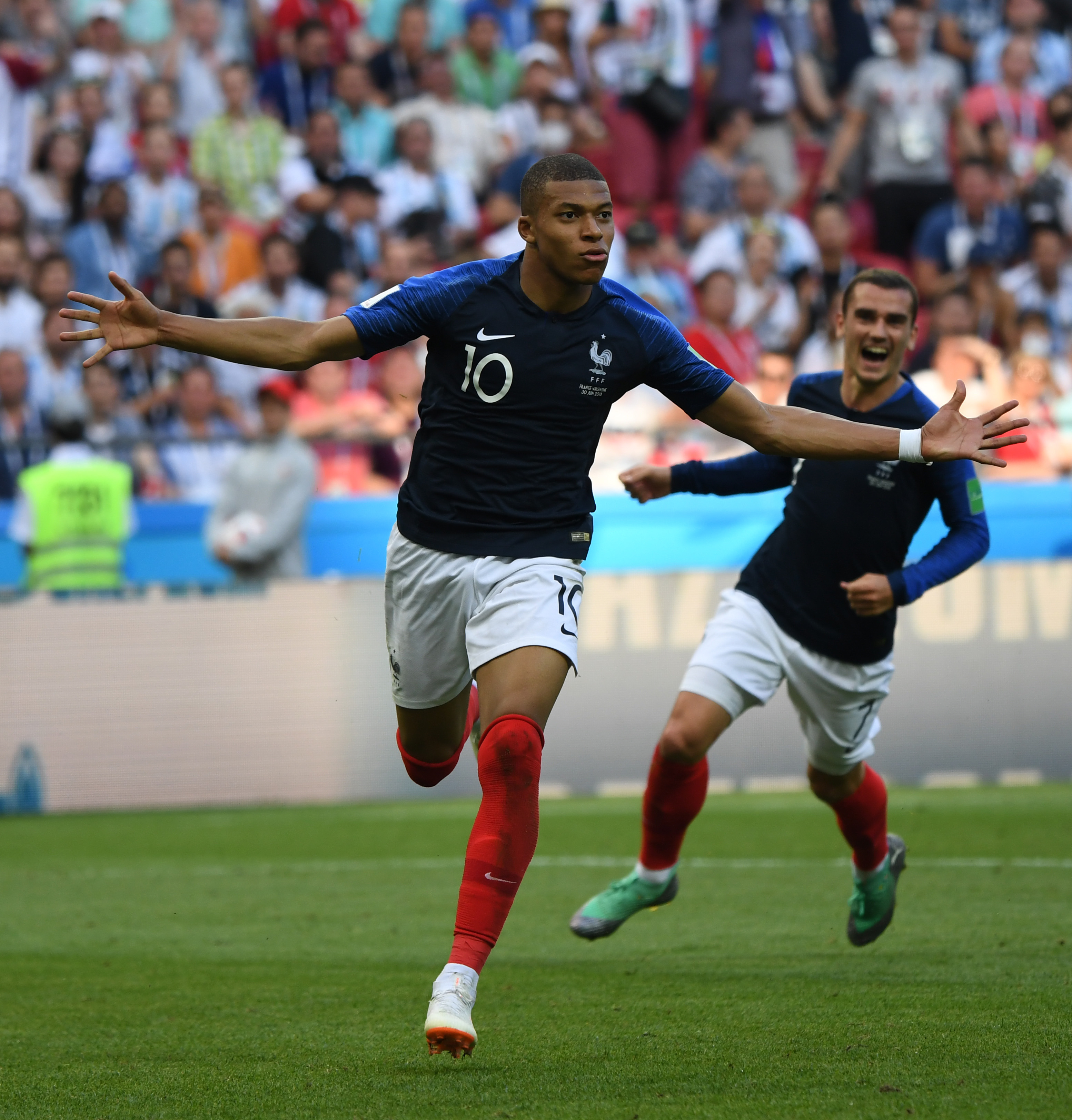 越来越大了，泰州高速口已经搭好巨幅“苏超”冠军标语