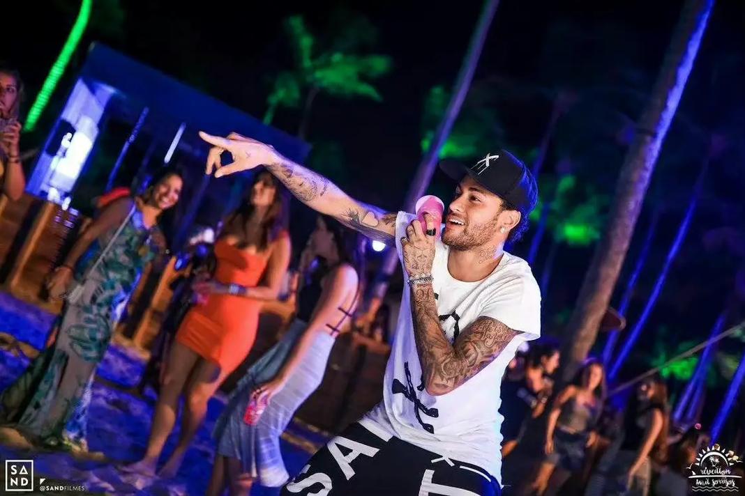 湖人詹姆斯关键三分锁定胜利