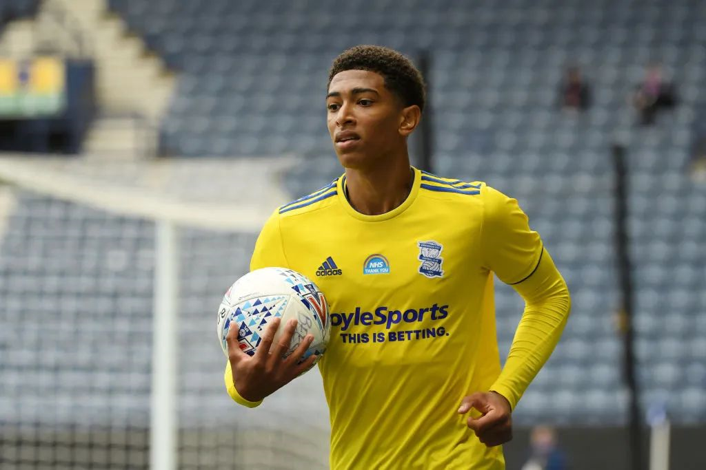 克瓦拉茨赫利亚双响炮率巴黎5-0大胜雷恩，重返争冠正轨