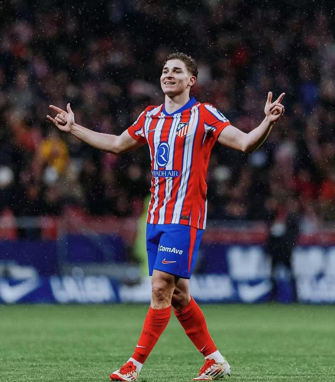 凯恩已在德甲10次完成帽子戏法，为该联赛历史第5多