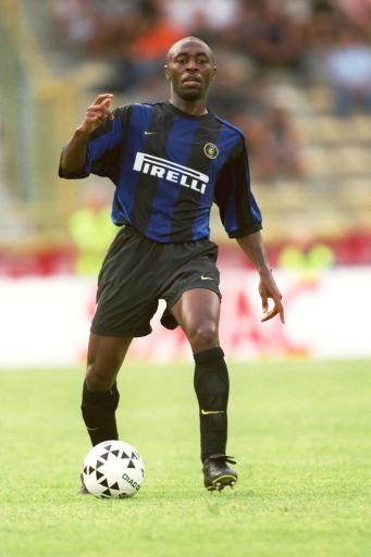 乌甲联赛阿根廷门将超远距离破门，皮球飞行全场后弹地入网