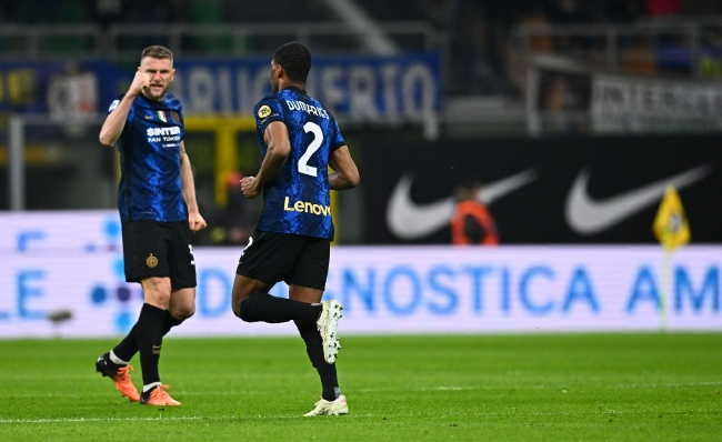 弗兰克：范德芬进球前我心想他要去哪，在场边喊让他快传球