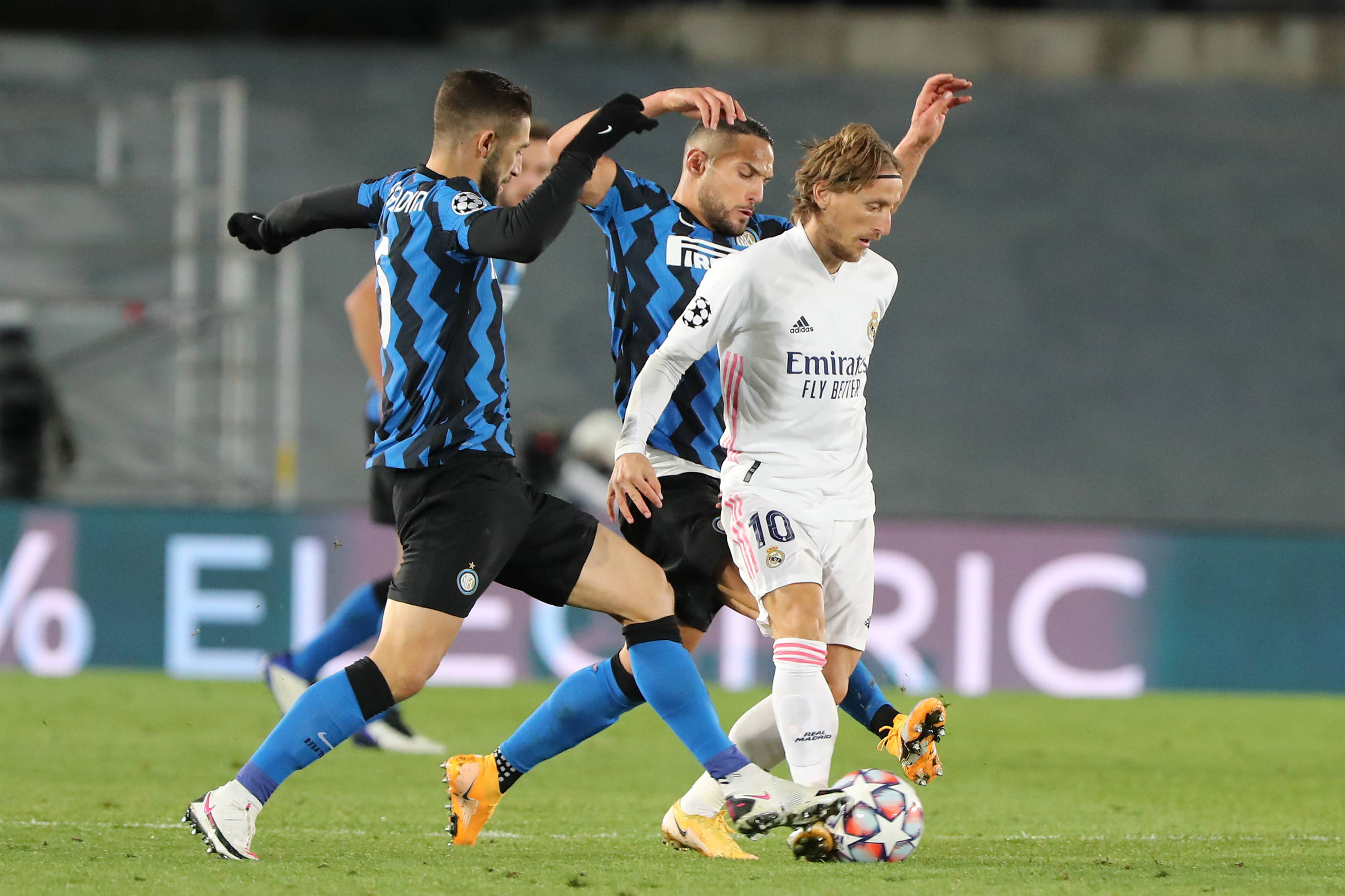 赫内斯：拜仁再次成为一座堡垒；孔帕尼像老母鸡一样保护球员