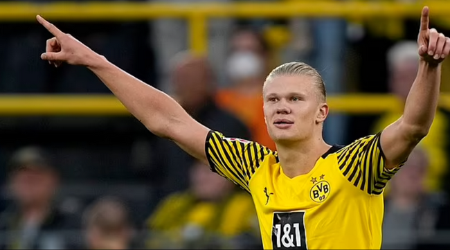 皇马本泽马梅开二度助球队获胜