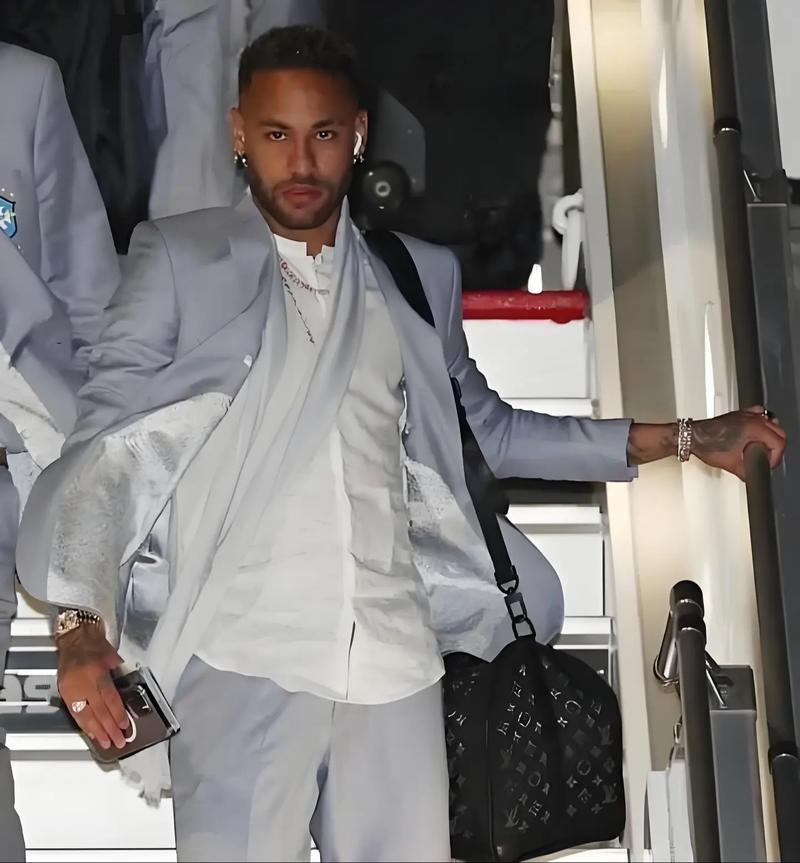 如何评价？CBA杯多人因地板贴纸滑倒引争议：希望引起重视